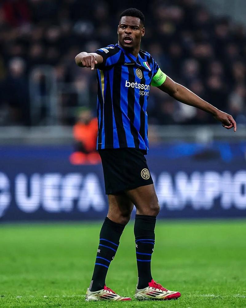 球里有玄机、球门有暗号！盲人足球比赛燃到爆（球中机关，门藏暗语！盲人足球赛燃炸全场）