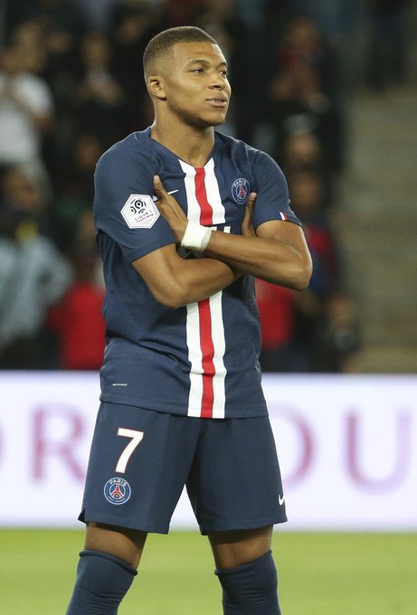 2025赛季，成都蓉城以红焰为刃、热血为甲，在三...（2025赛季，成都蓉城执赤焰为锋、披热血为甲，燃魂出征）