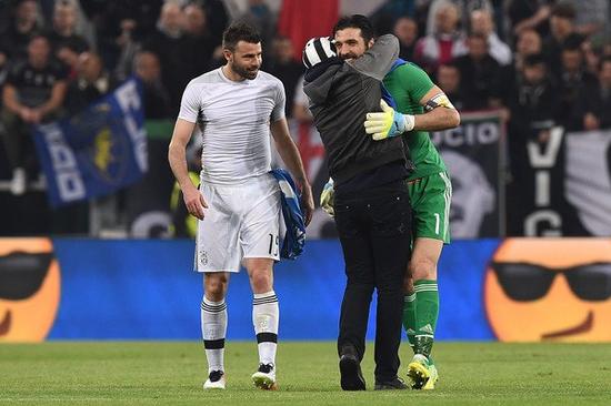 詹姆斯篮板抢断关键时刻锁定胜局（詹姆斯关键篮板与抢断锁定胜利）